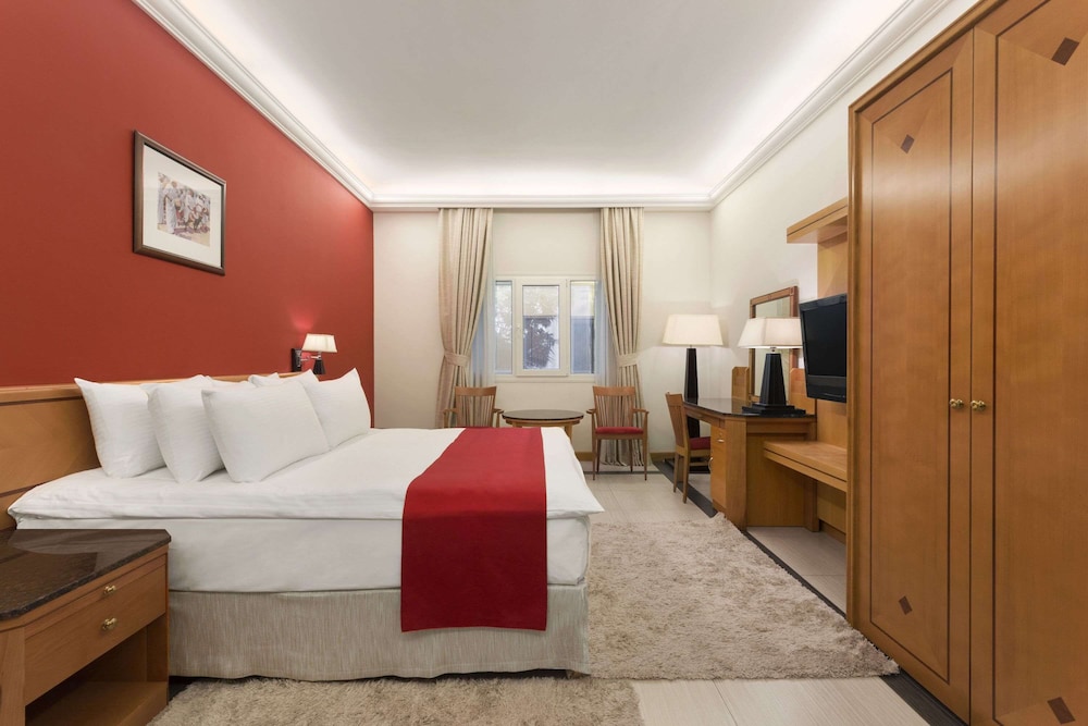 Suite, 1 King Bed, Smoking photo 1