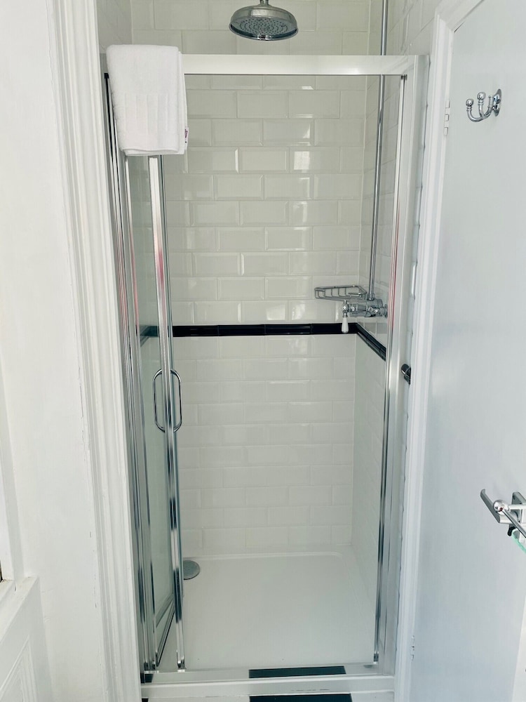 Single Room, Ensuite photo 3