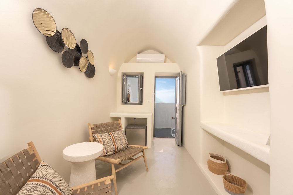 Petite Cave Suite (Outdoor Hot Tub - Caldera View)