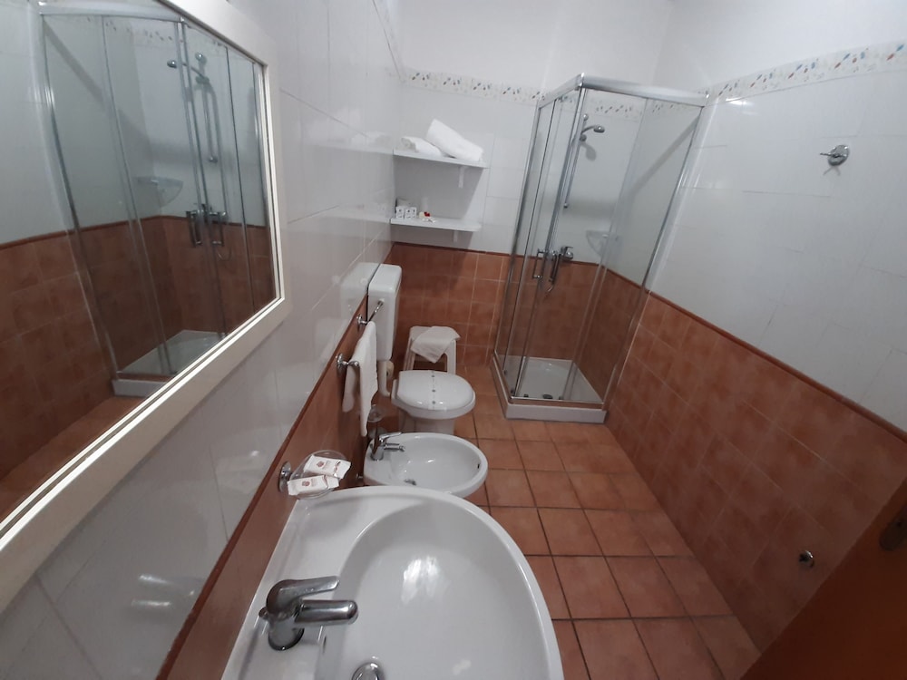 Deluxe Double Room - Photo 19