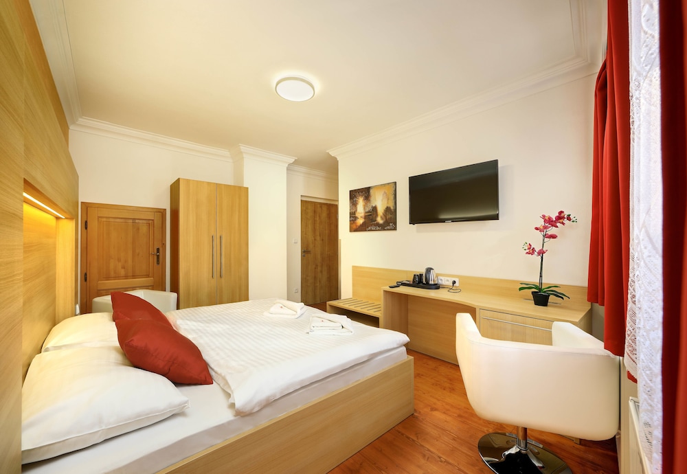 Romantic Double Room, 1 King Bed, Refrigerator, Garden View photo 2