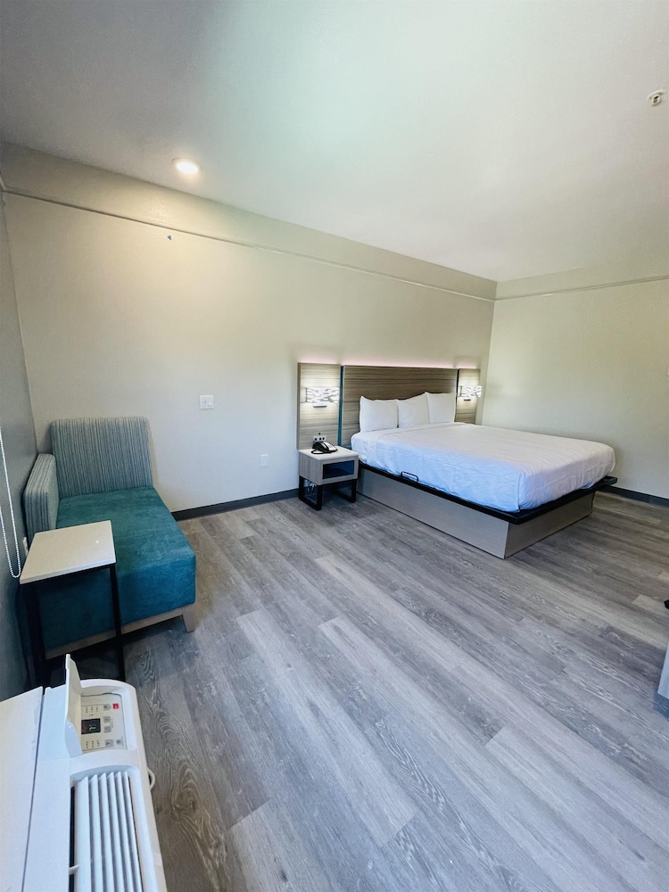 Room, 1 King Bed, Accessible - Photo 2