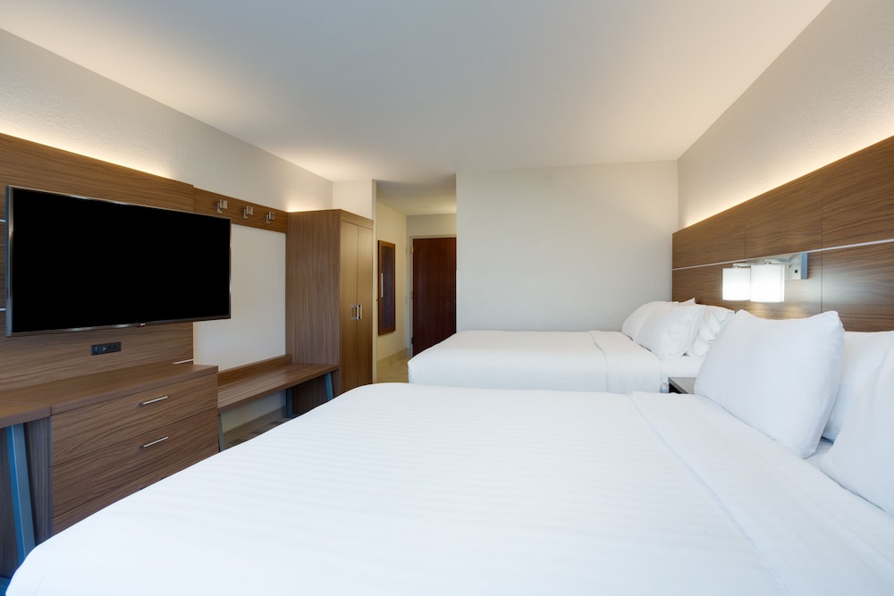 Suite, 2 Queen Beds - Photo 2
