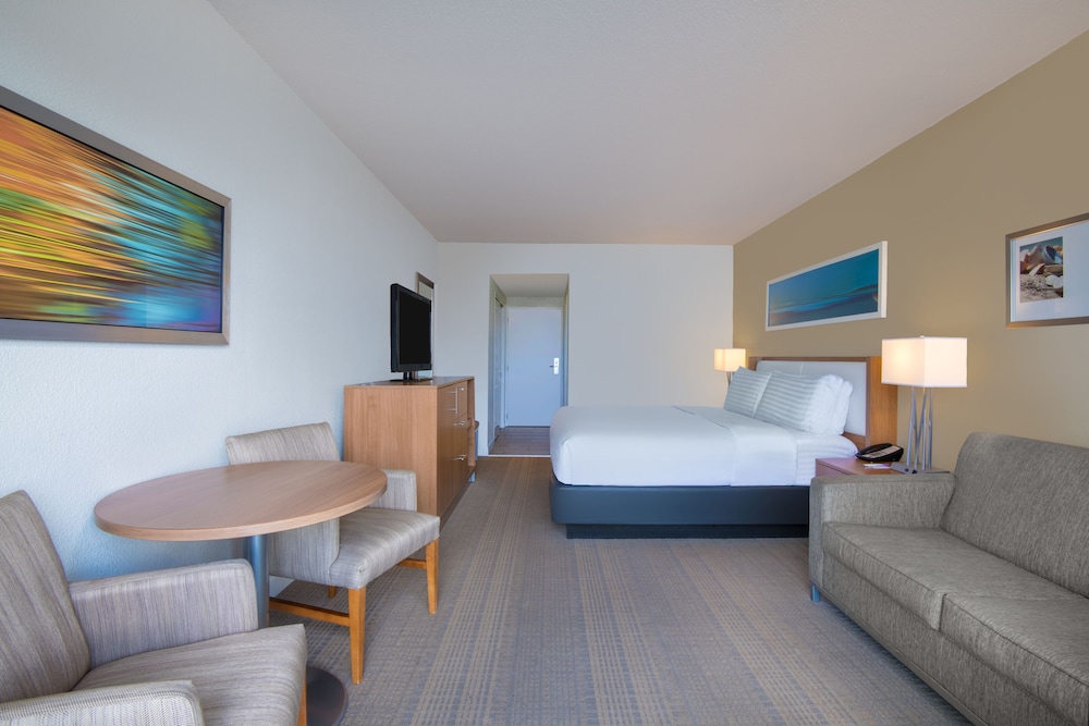 Standard Room, 1 King Bed, Resort View - Photo 5