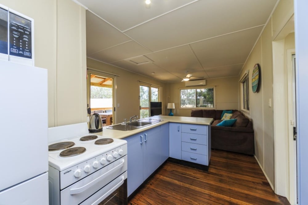 Deluxe Cabin - Sleeps 4 - Dog Friendly photo 3