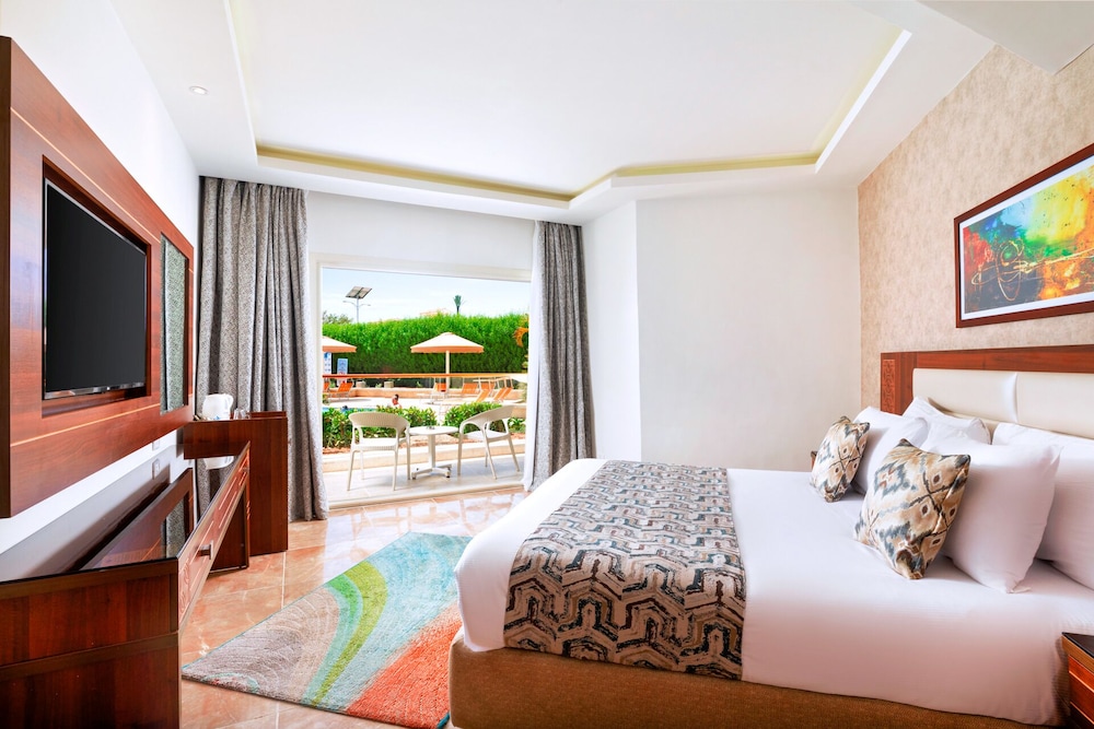 King Suite with Pool View