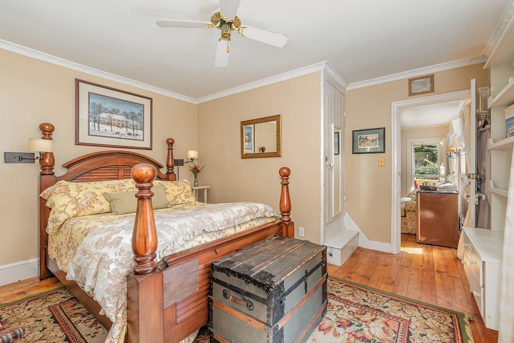 Room, Private Bathroom (Grey Mare's Quarters)