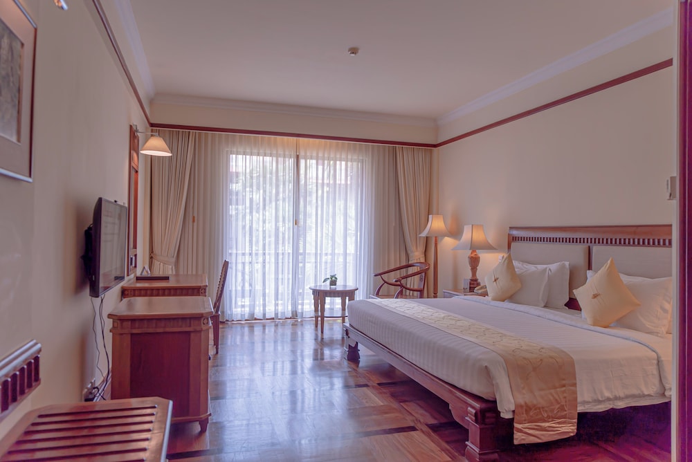 Deluxe Double Room Pool View - Photo 12