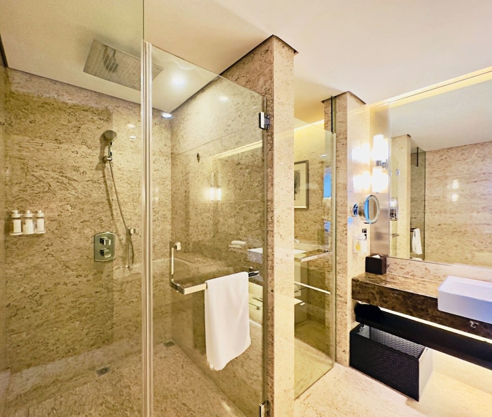 Suite, 1 Bedroom - Photo 3