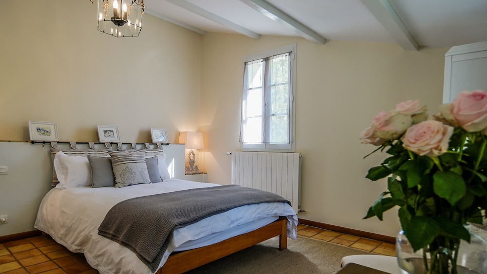 Double Room (Olive)