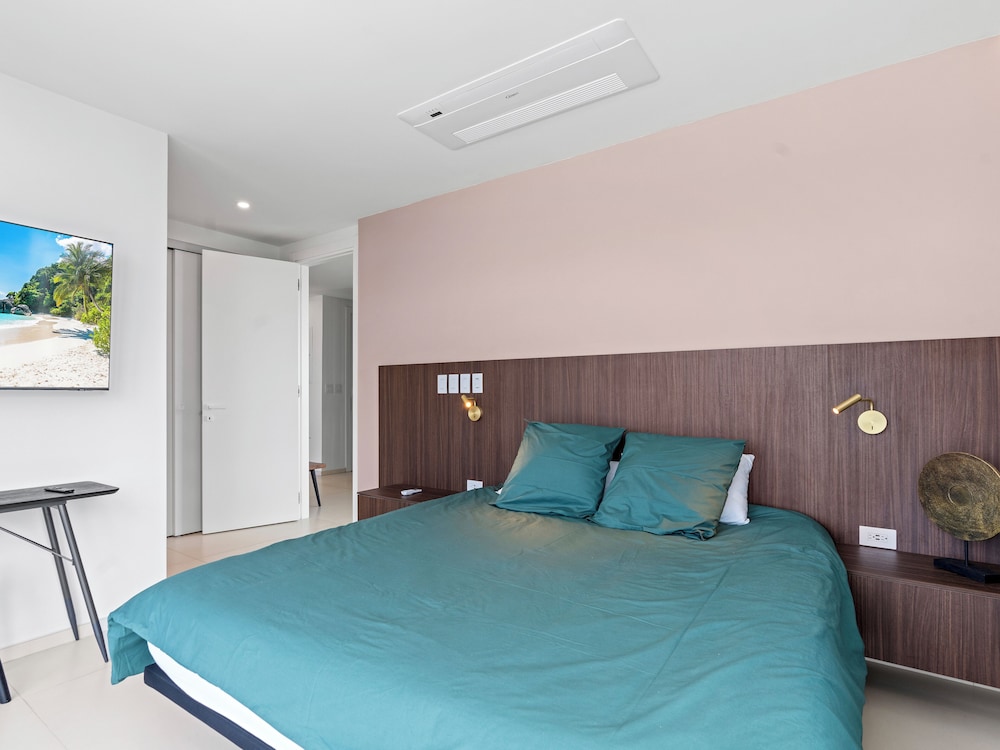 Comfort Apartment, 1 King Bed, Beach View