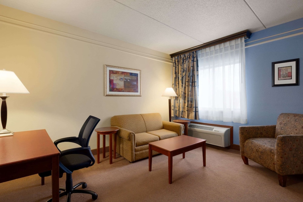 Suite, 1 King Bed, Non Smoking (2 Room) photo 1