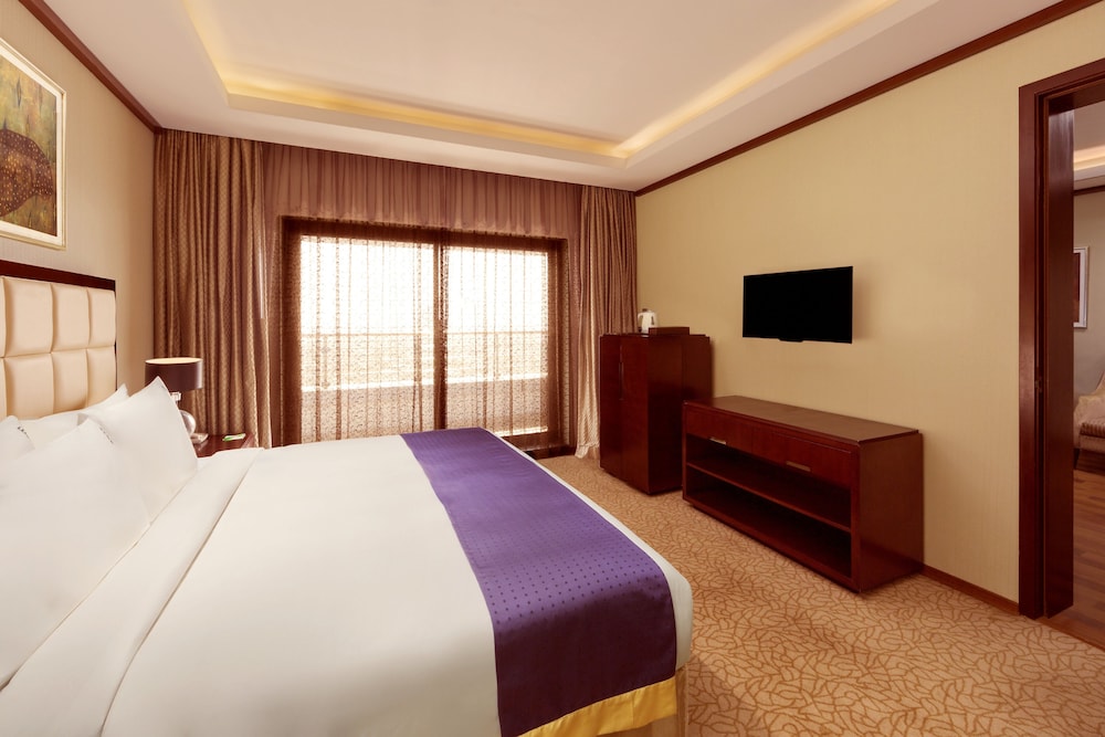 Room, 1 King Bed, Smoking (Living, High Floor) - Photo 5