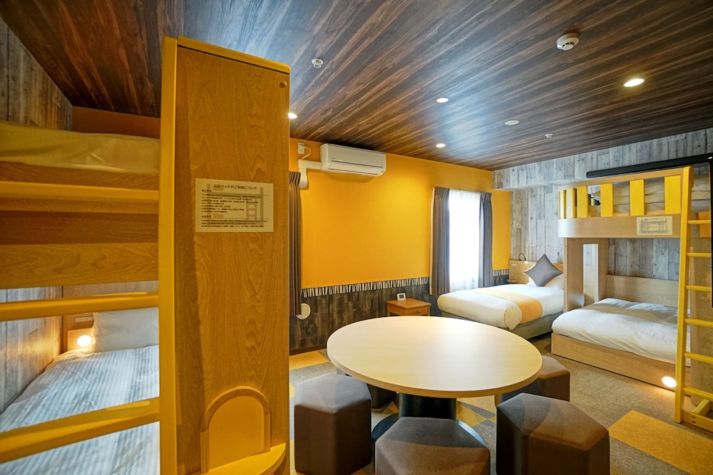 Deluxe 5, Non Smoking (2 Bunk Beds and 1 Twin Sized Bed) photo 3