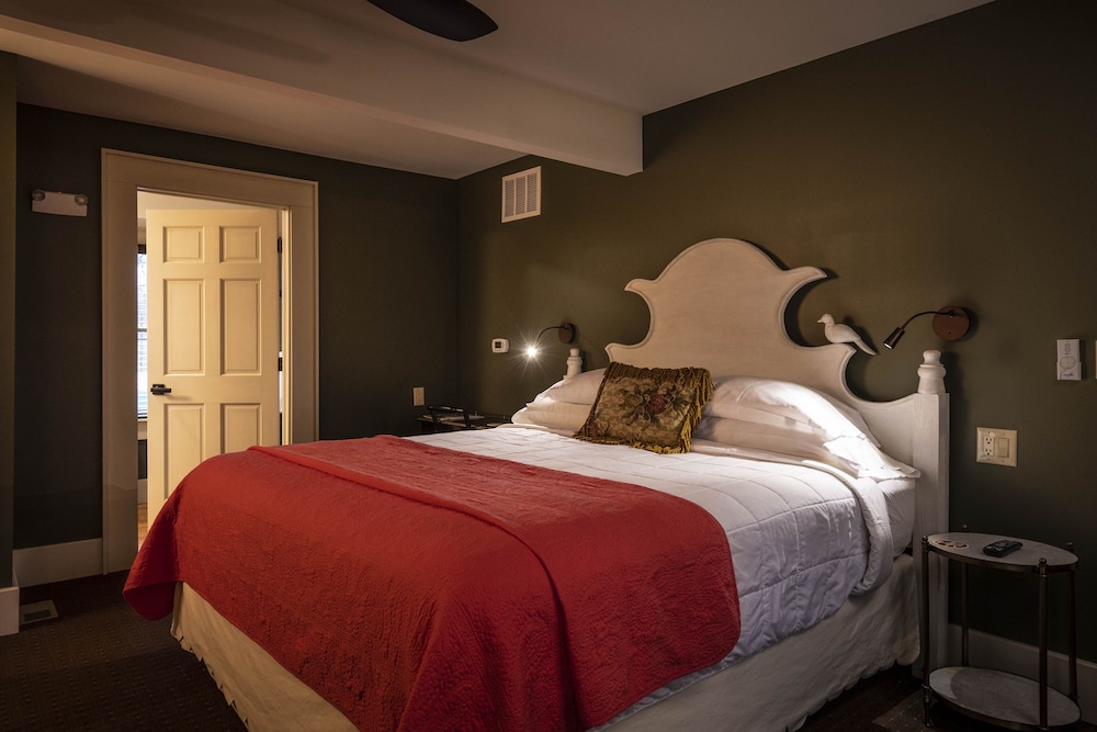 Comfort Room, 1 King Bed (Room 10)