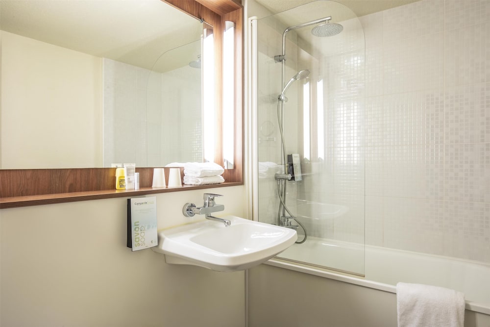 Standard Room, Multiple Beds - Photo 4