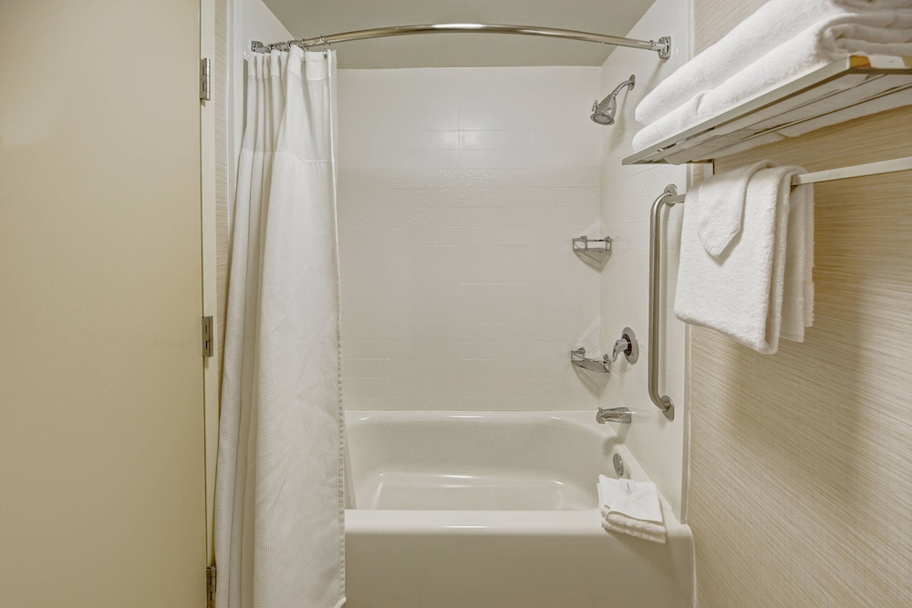 Room, Multiple Beds thumbnail 6