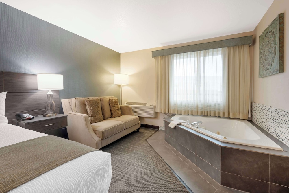 Suite, 1 King Bed, Non Smoking, Jetted Tub - Photo 3