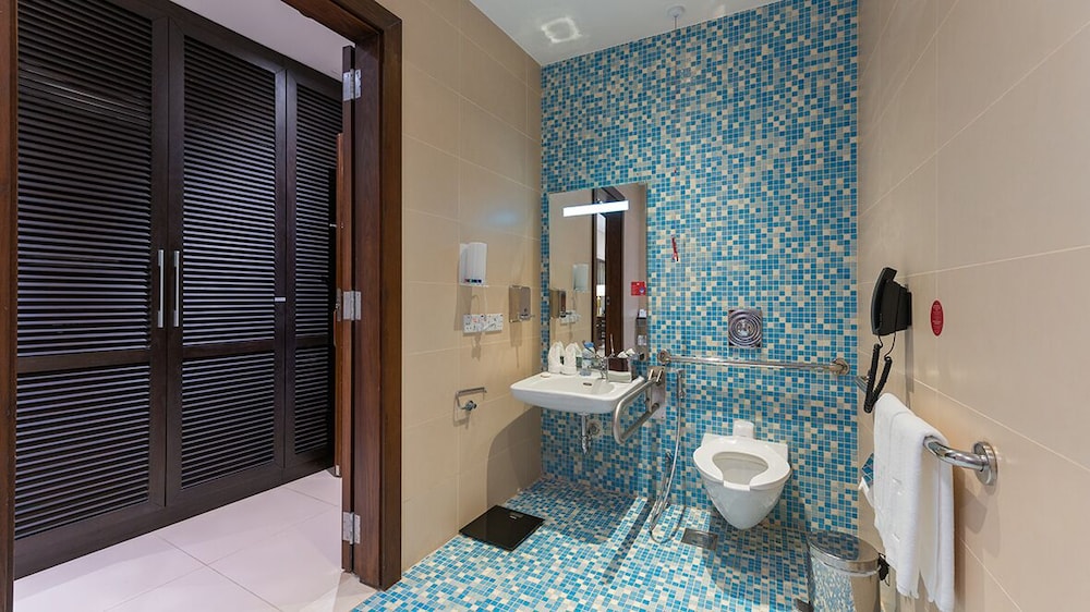 Accessible Room with 1 King Bed - Photo 2