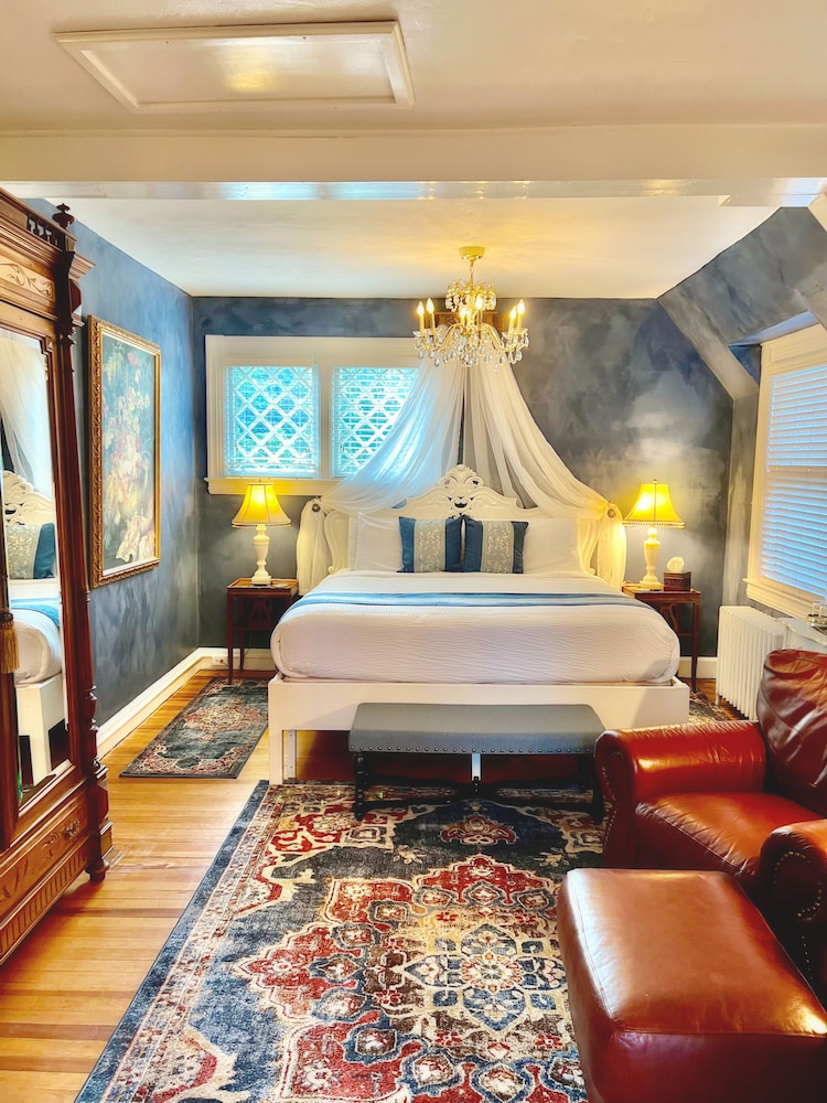 Luxury Suite, 1 King Bed, Jetted Tub photo 1