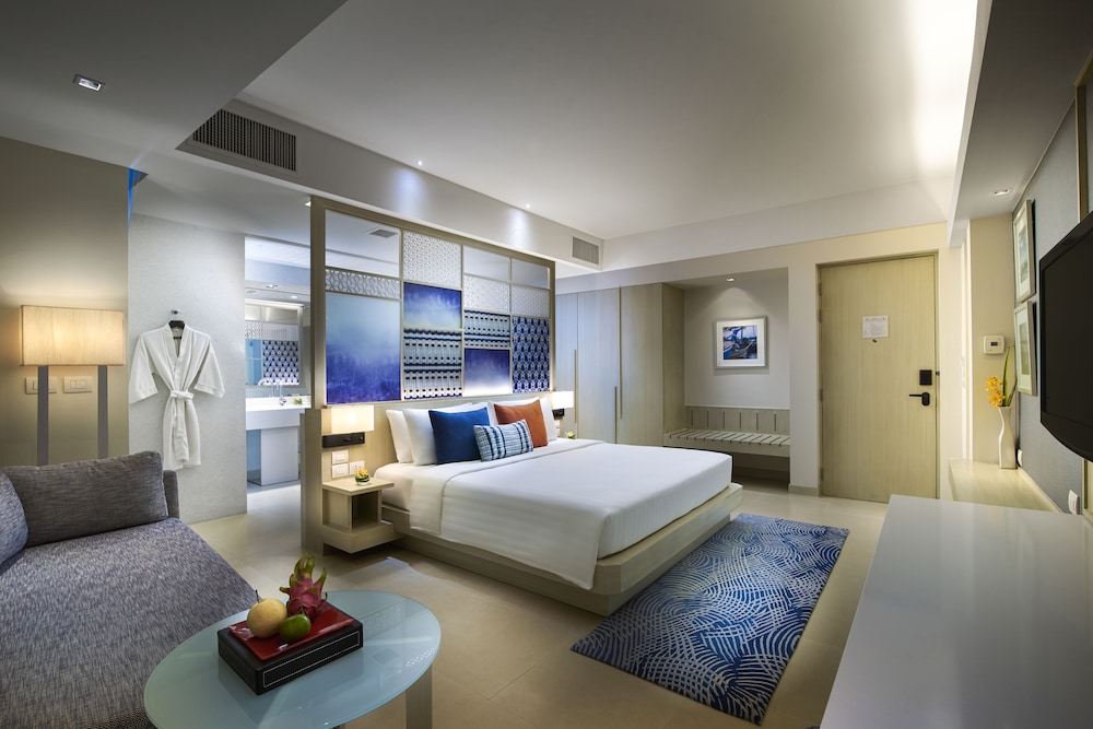 Deluxe Room, 1 King Bed, Pool View - Photo 2