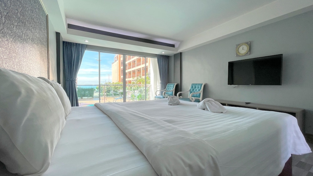 Deluxe Room, 1 King Bed, Sea View - Photo 4