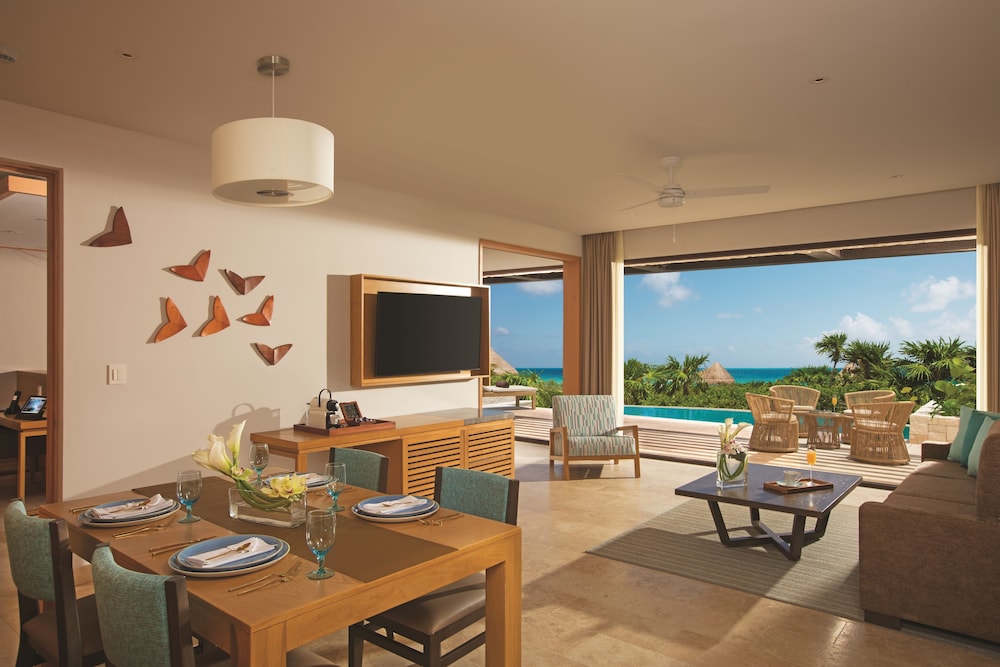 Preferred Club Master Suite Ocean Front with Private Pool - King Bed