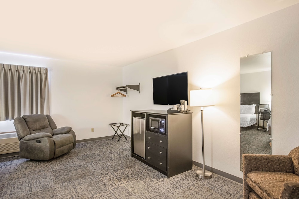 Suite, 2 Queen Beds, Non Smoking - Photo 2