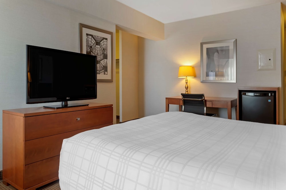 Suite, Multiple Beds, Non Smoking, Refrigerator & Microwave - Photo 2