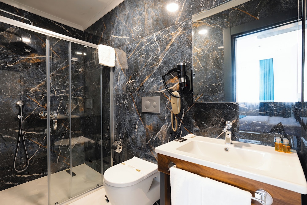 Family Suite, 2 Bedrooms, Partial Sea View thumbnail 6