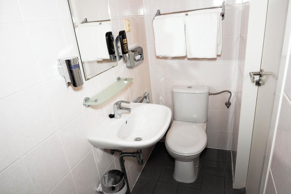 Basic Quadruple Room thumbnail 6