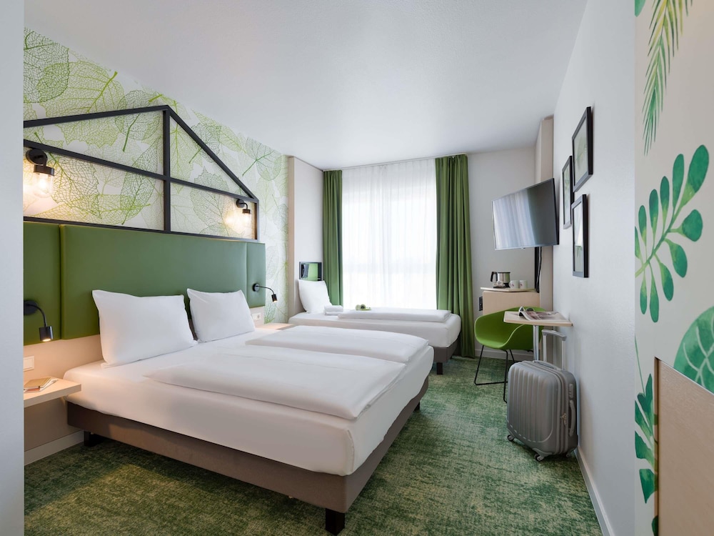 Family Room, 1 Queen-Bed and 1 Single-Bed - Photo 2