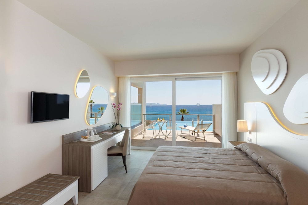 Family Room, Pool Access, Sea View (Executive) photo 1