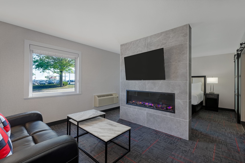 Suite, 1 King Bed, Fireplace - Photo 1
