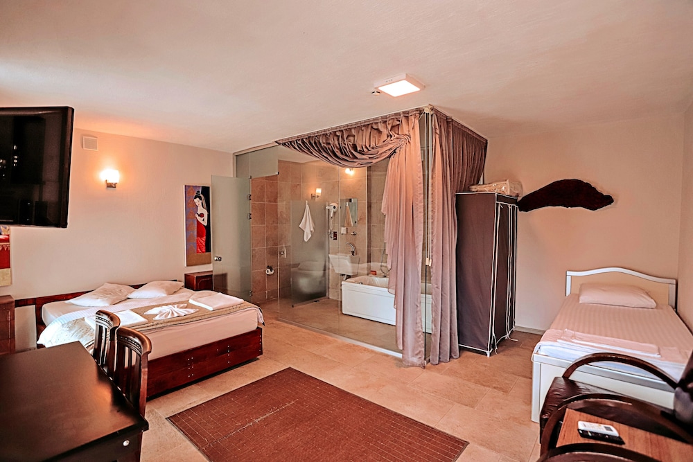 Panoramic Triple Room, Jetted Tub, Valley View photo 1