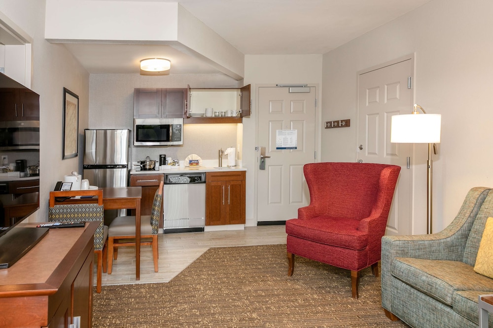 Suite, 1 King Bed, Non Smoking - Photo 3