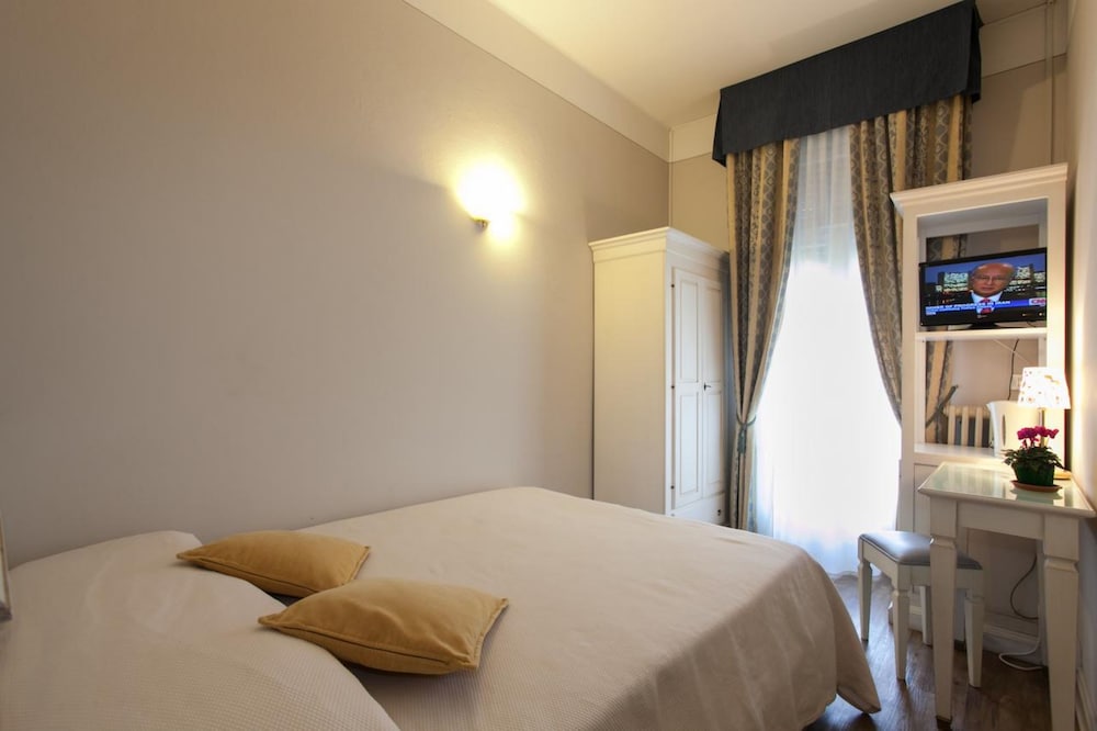 Single Room, Partial Lake View photo 1