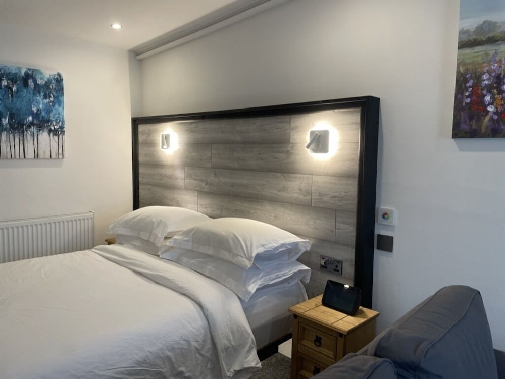 Premium Room, 1 King Bed, Hot Tub, Lake View photo 3