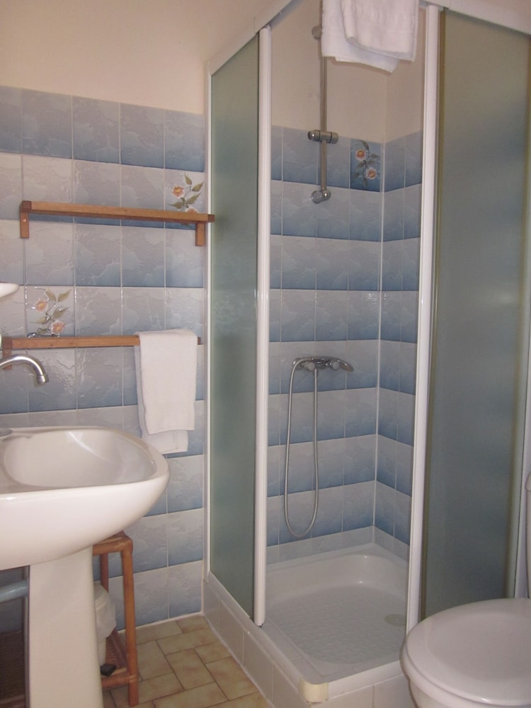 Standard Double Room - Photo 4