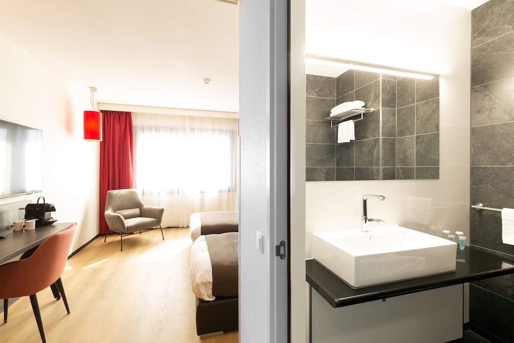 Deluxe Twin Room, 2 Twin Beds photo 2