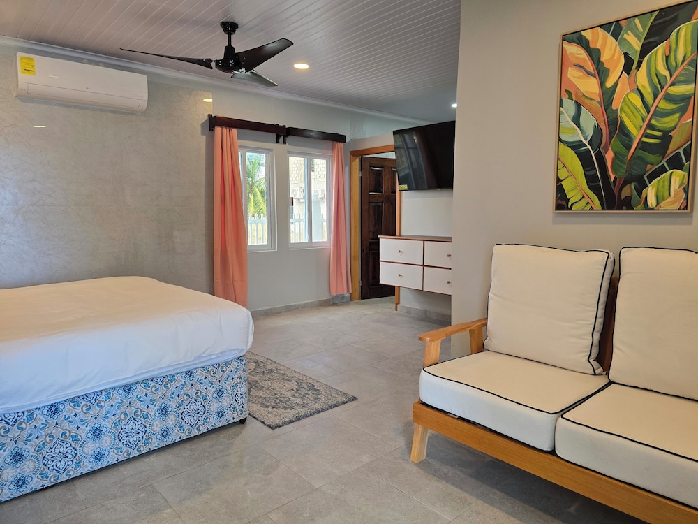 Standard Room, 1 King Bed photo 3