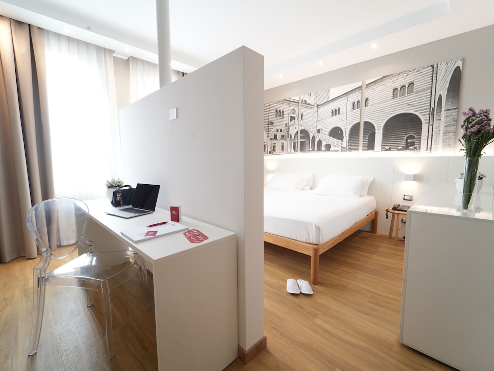 Junior Suite, 1 King Bed - Photo 1