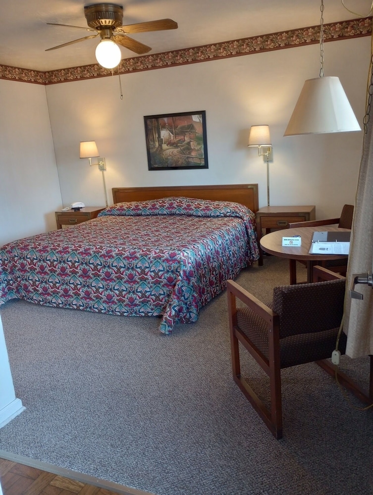 Standard Room, 1 King Bed photo 3