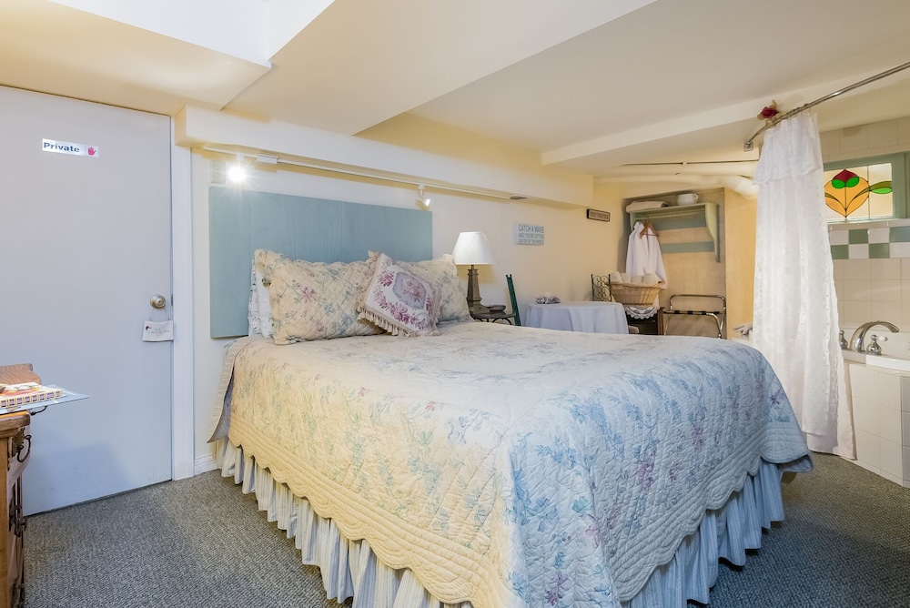 Junior Suite, 1 Queen Bed, Jetted Tub (Braeburn) photo 1