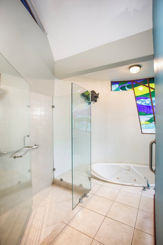 Honeymoon Suite, 1 King Bed, Bathtub, Sea View - Photo 15