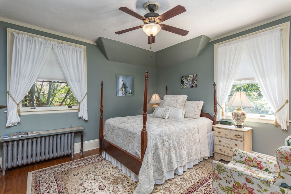 Deluxe Room, 1 Queen Bed, Fireplace, Garden View