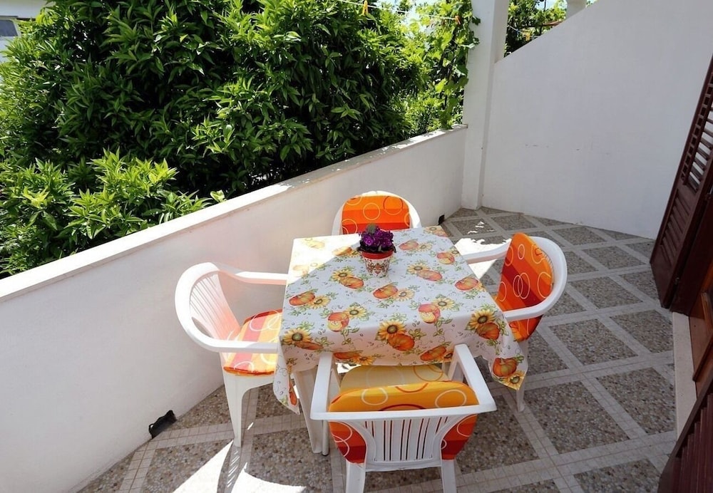 Apartment (Stuk- with terrase and close to the s)