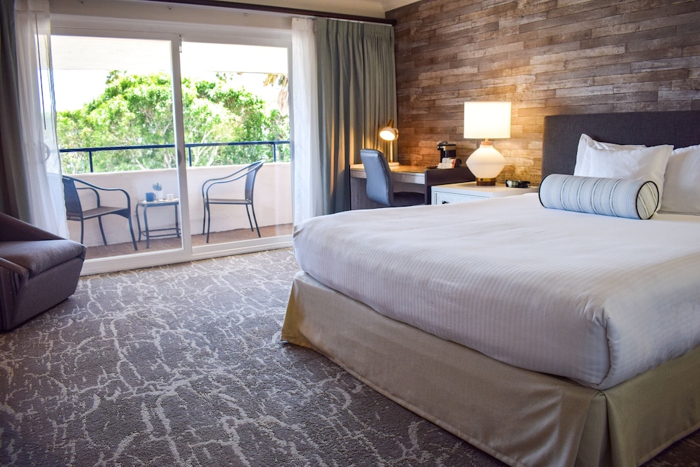 Room, 1 King Bed, Balcony (Harborside) photo 3