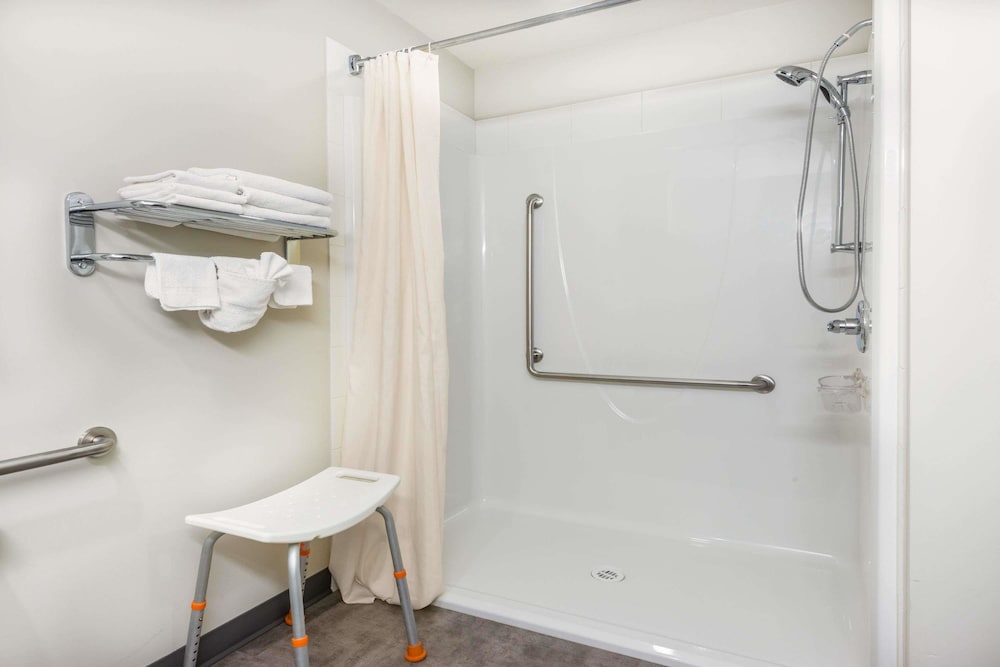 Room, 1 Queen Bed, Accessible, Non Smoking (Mobility Accessible) - Photo 7