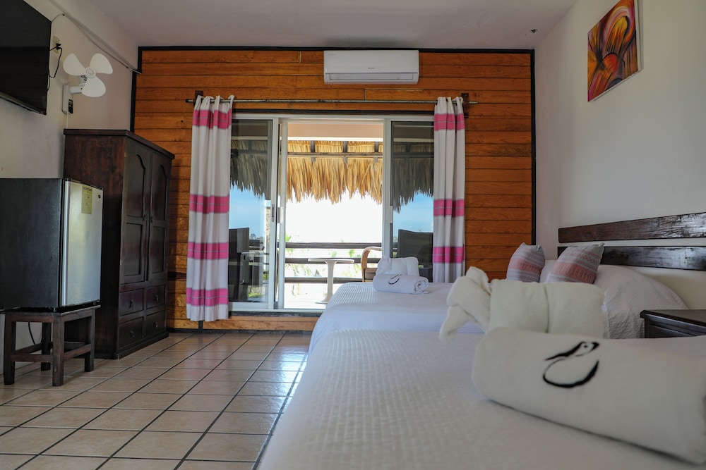 Standard room with sea view, 2 king beds photo 3